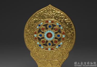 图片[2]-Gilt porcelain monstrance with the Wheel of the Law/ Dharmachakra in fencai painted enamels, Qing dynasty,  Jiaqing reign (1796-1820)-China Archive